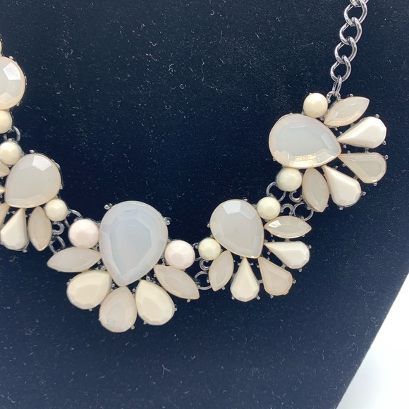Vintage UV Lucite Ivory Cream Faced Acrylic Statement Necklace With Ornate Chain - Picture 5 of 11